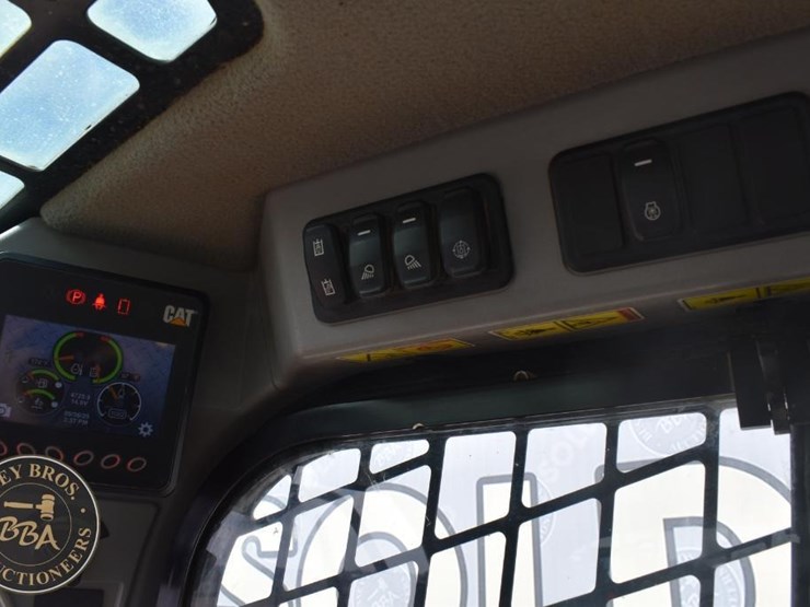 2020-caterpillar-299d3-image-53