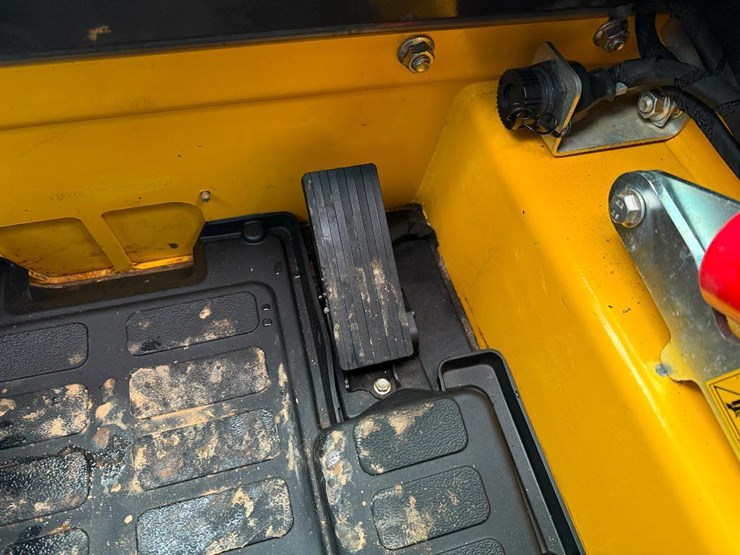 2023-new-holland-c334-image-45