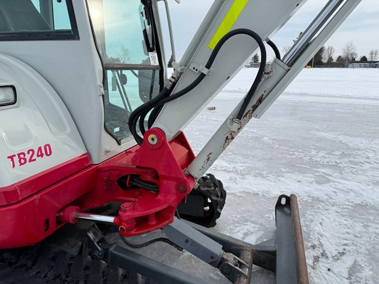 takeuchi-tb240-image-36