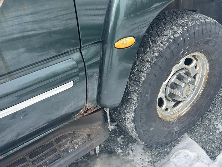 2003-chevrolet-suburban-2500-image-3