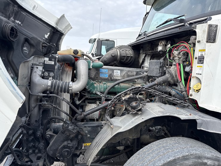 #30939-•-2012-volvo-vnl-tandem-axle-truck-tractor-image-9