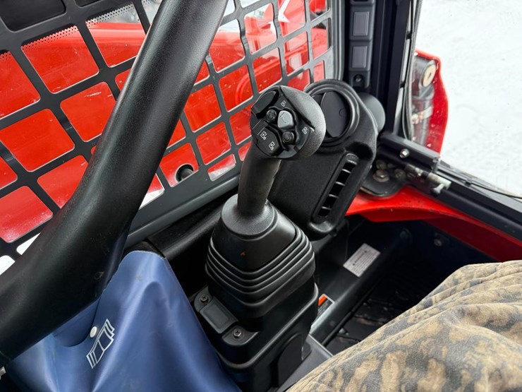 kubota-ssv75-image-35