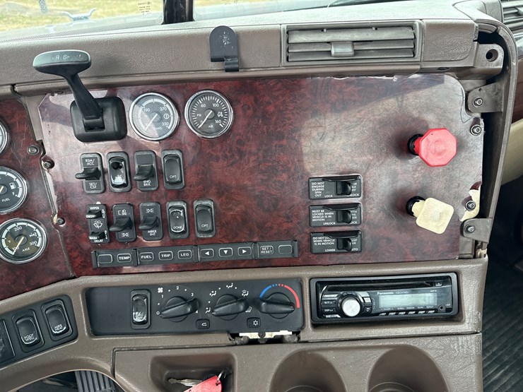 #30930-•-2012-freightliner-coronado-tandem-axle-truck-tract-image-30