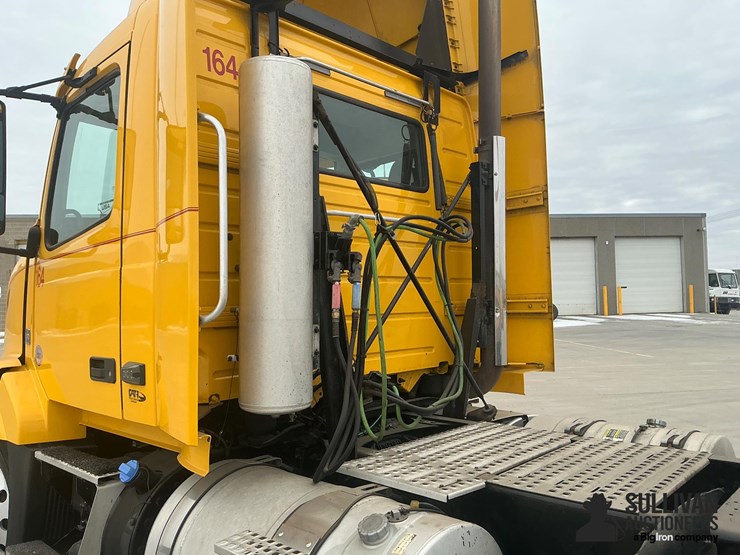 2017-volvo-vnl64t300-image-20