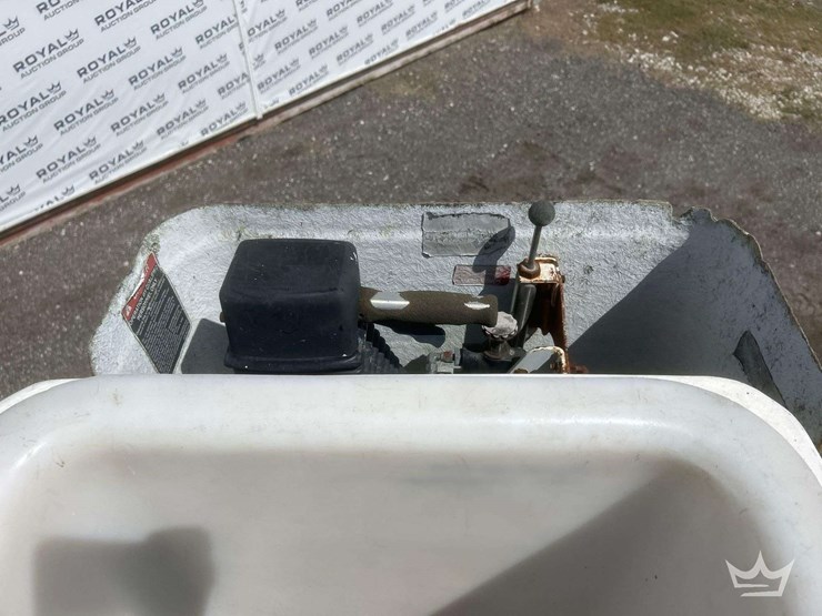 1999-freightliner-fl80-image-38