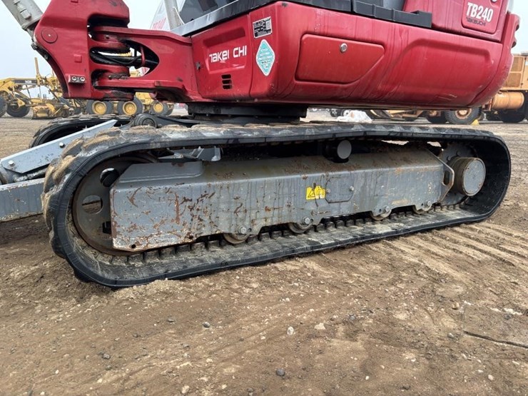 2021-takeuchi-tb240-image-21