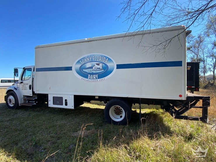 2005-freightliner-m2-106-image-4