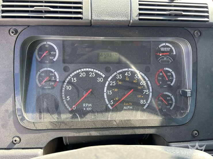 2016-freightliner-cascadia-125-image-16