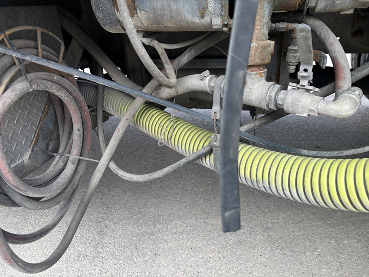 2005-gmc-t7500-image-85