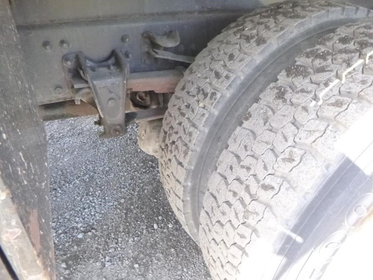 2000-freightliner-fl70-image-28