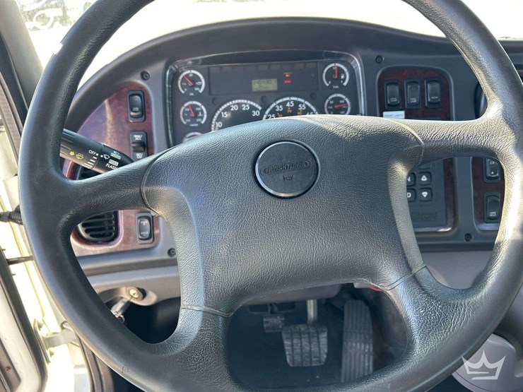 2017-freightliner-m2-106-image-11