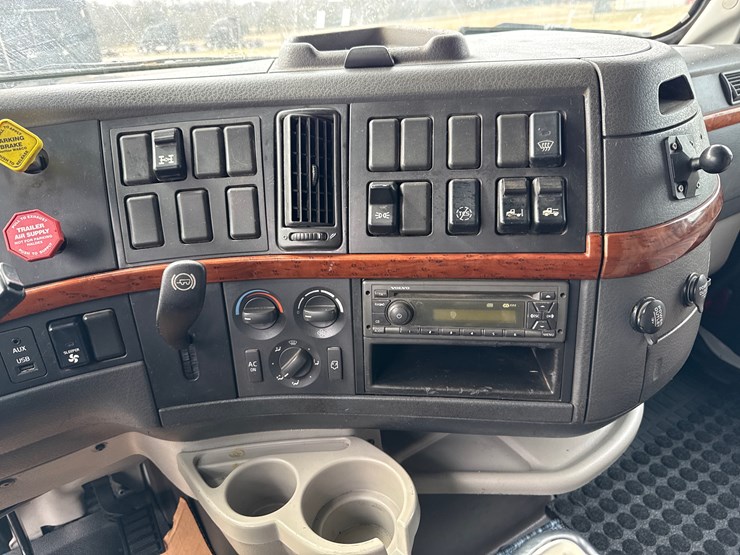 #30939-•-2012-volvo-vnl-tandem-axle-truck-tractor-image-32