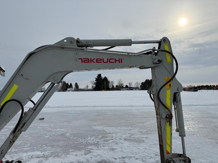 takeuchi-tb240-image-38