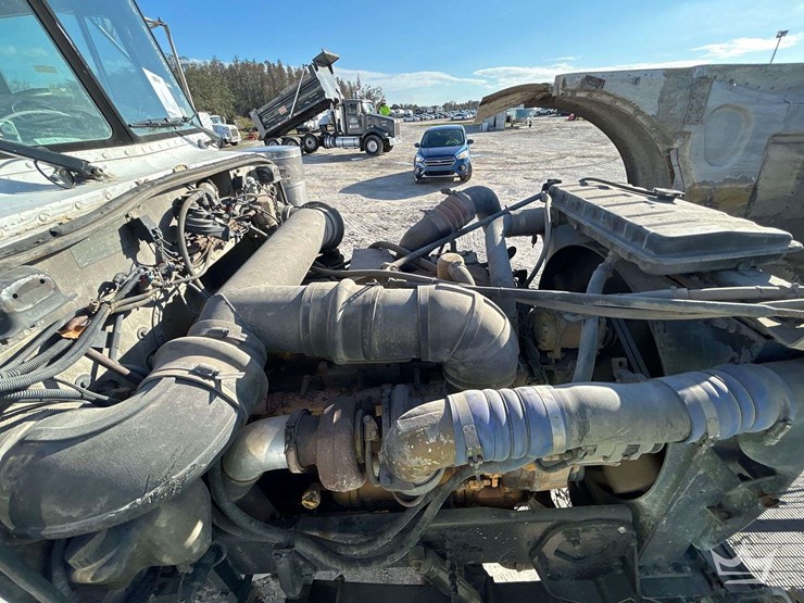 1995-peterbilt-379-image-8