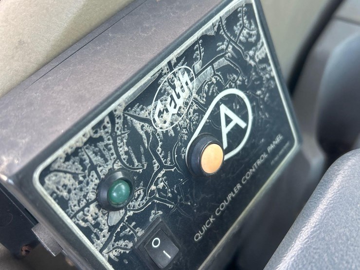 deere-240d-lc-image-8