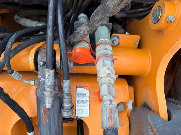 2011-case-570m-xt-image-25