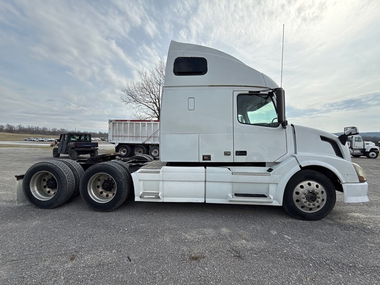 #30939-•-2012-volvo-vnl-tandem-axle-truck-tractor-image-6
