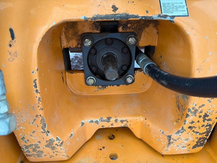 2011-case-570m-xt-image-27