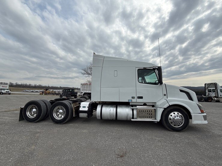 #30941-•-2010-volvo-vnl-tandem-axle-truck-tractor-image-7