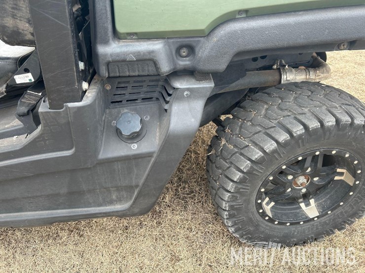 2021-john-deere-gator-image-17