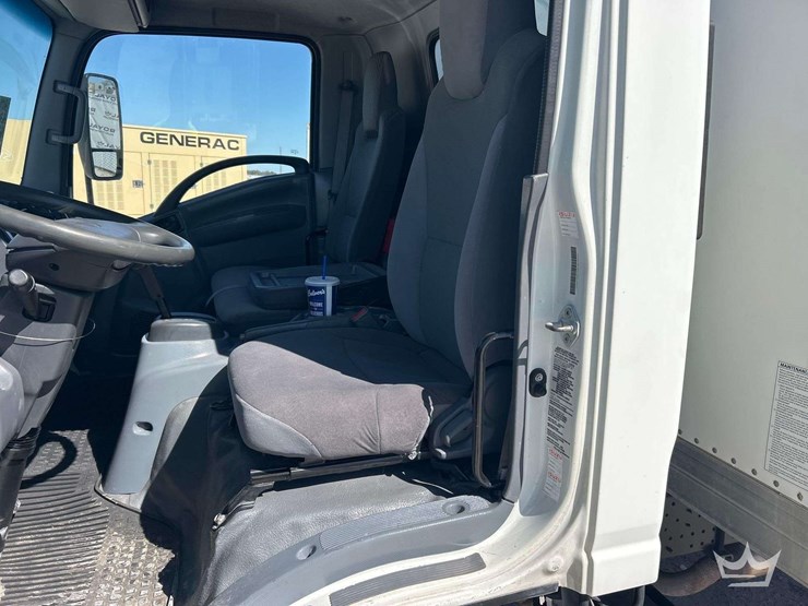 2015-isuzu-npr-image-13