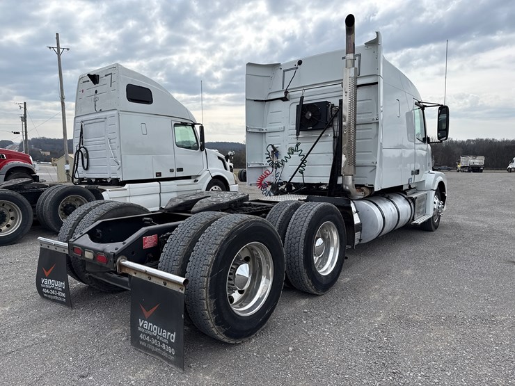 #30941-•-2010-volvo-vnl-tandem-axle-truck-tractor-image-4