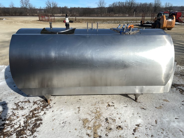 #305-•-600-gallon-mueller-stainless-steel-bulk-tank-image-4
