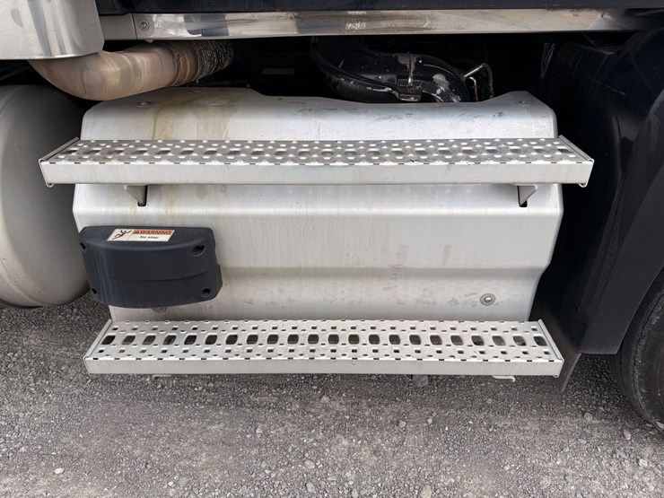 2022-western-star-49x-image-18