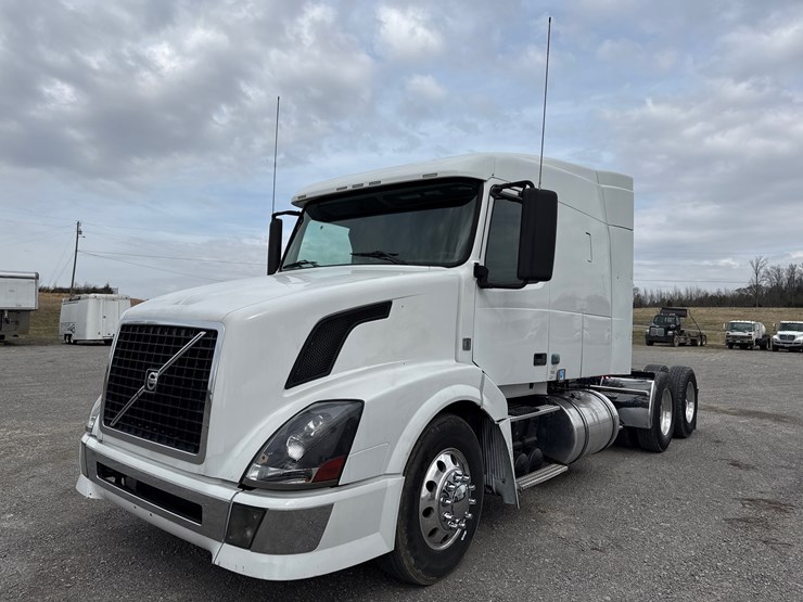 #30941-•-2010-volvo-vnl-tandem-axle-truck-tractor-image-3