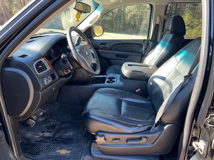 2011-chevrolet-tahoe-image-10