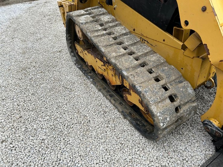 2015-caterpillar-259d-image-12