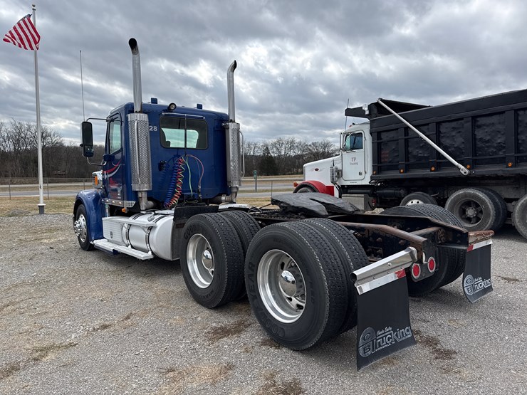 #30930-•-2012-freightliner-coronado-tandem-axle-truck-tract-image-4