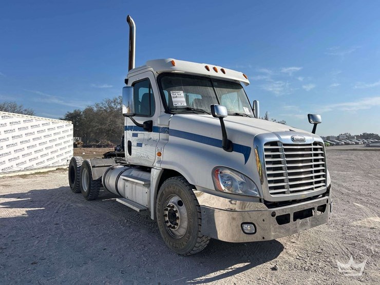 2013-freightliner-cascadia-125-image-2