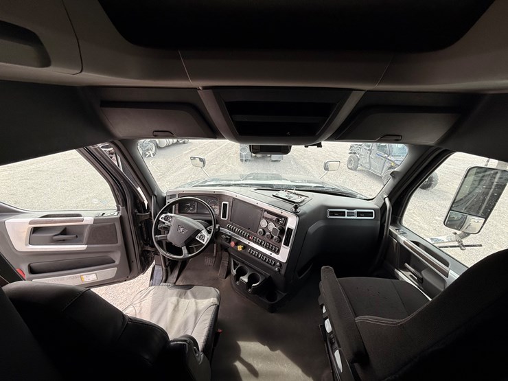 2022-western-star-49x-image-52