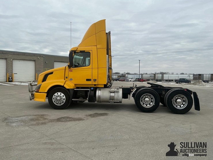 2017-volvo-vnl64t300-image-8