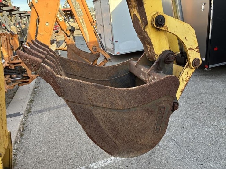 new-holland-b95-image-12