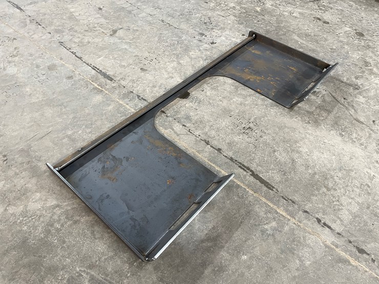 #2472-•-skid-steer-walk-through-weldable-attachment-plate-image-7
