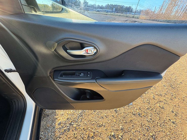 2014-jeep-cherokee-image-21