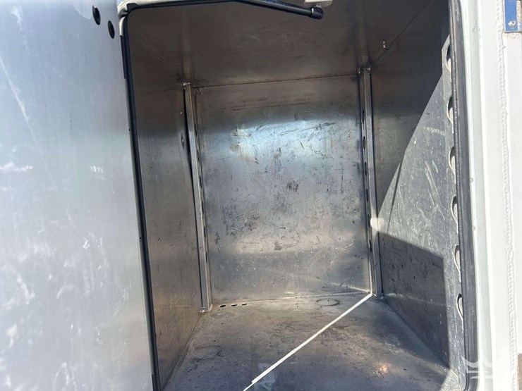 2017-freightliner-m2-106-image-19