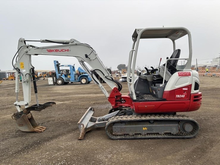 2021-takeuchi-tb240-image-5