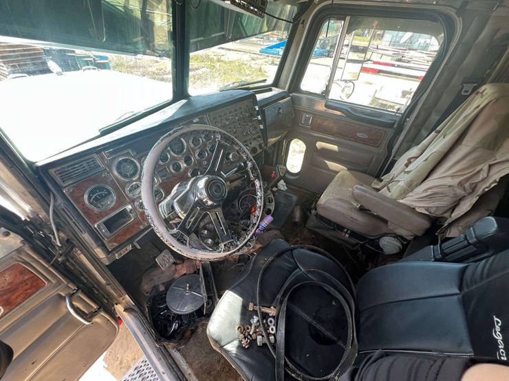 2000-peterbilt-379-image-18