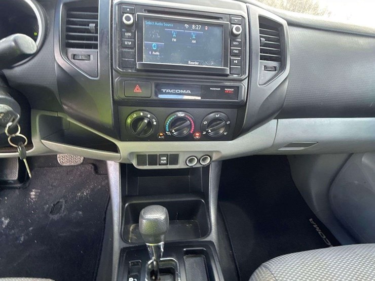 2015-toyota-tacoma-image-16