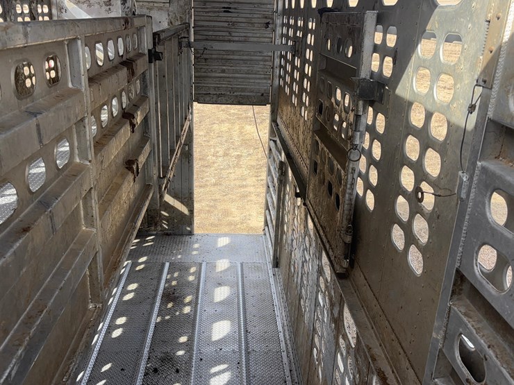 2018-wilson-livestock-trailer-image-28