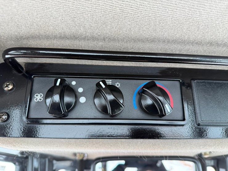 2011-case-1650l-xlt-image-62