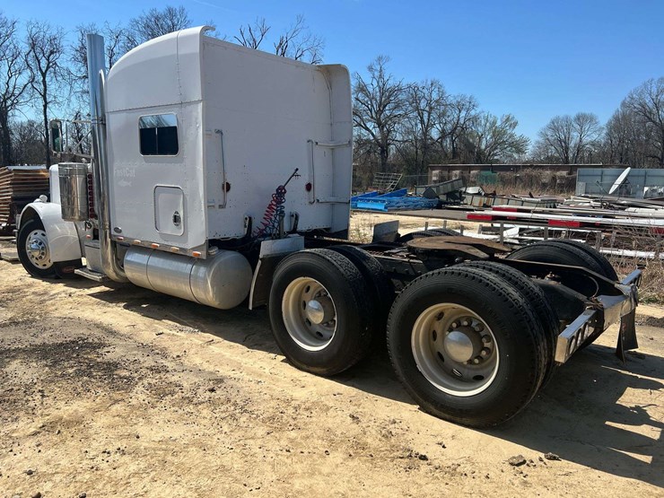 2000-peterbilt-379-image-2