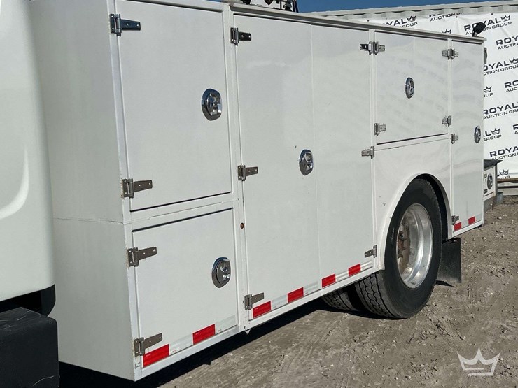 2017-freightliner-m2-106-image-18