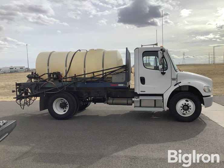 2003-freightliner-m2-106-image-4