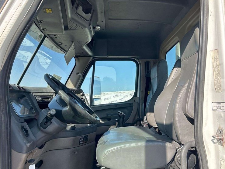 2013-freightliner-cascadia-125-image-12