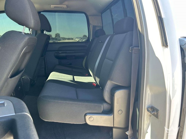 2014-chevrolet-silverado-2500hd-image-16