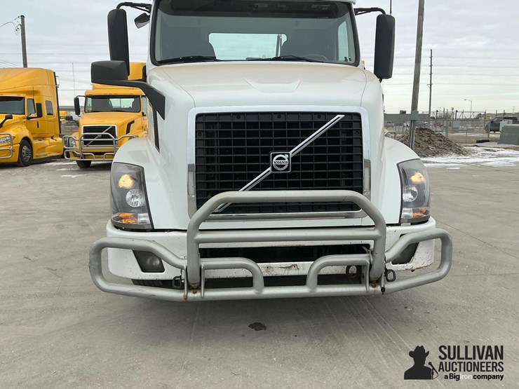 2012-volvo-vnl64t300-image-9